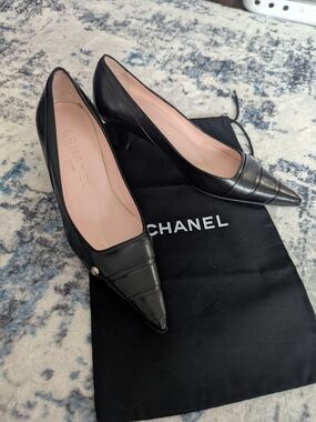 CHANEL Black Pointed-Toe Leather Mid-Heel Pumps